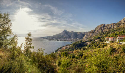 Kroatien, Gespanschaft Split-Dalmatien, Omis, Sonnenaufgang über der Küstenstadt - MAMF01712