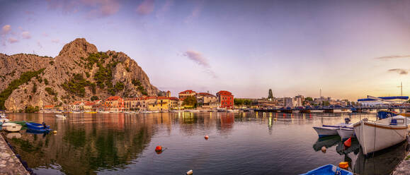 Kroatien, Gespanschaft Split-Dalmatien, Omis, Panorama der Küstenstadt am Zusammenfluss von Adriatischem Meer und Cetina in der Abenddämmerung - MAMF01714