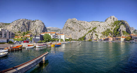 Kroatien, Gespanschaft Split-Dalmatien, Omis, Panorama der Küstenstadt am Zusammenfluss von Adriatischem Meer und Cetina - MAMF01715