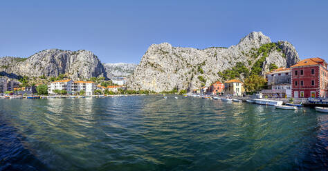 Kroatien, Gespanschaft Split-Dalmatien, Omis, Panorama der Küstenstadt am Zusammenfluss von Adriatischem Meer und Cetina - MAMF01716