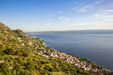 Kroatien, Gespanschaft Split-Dalmatien, Omis, Küstenstadt im Sommer mit dem Adriatischen Meer im Hintergrund - MAMF01724