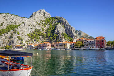 Croatia, Split-Dalmatia County, Omis, Bay of coastal town situated at confluence of Adriatic Sea and Cetina river - MAMF01729