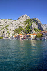 Kroatien, Gespanschaft Split-Dalmatien, Omis, Bucht der Küstenstadt am Zusammenfluss von Adria und Cetina - MAMF01730