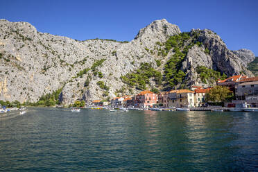 Kroatien, Gespanschaft Split-Dalmatien, Omis, Bucht der Küstenstadt am Zusammenfluss von Adria und Cetina - MAMF01731