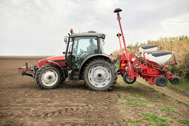 Älterer Mann fährt Traktor auf einem landwirtschaftlichen Feld - ZEDF04046