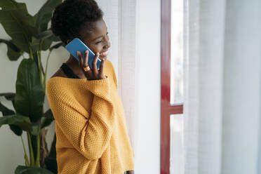 Young woman talking on phone at home - MPPF01666