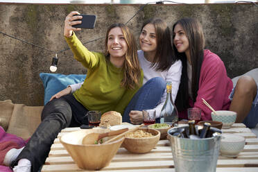 Weibliche Freunde nehmen Selfie auf dem Dach - VEGF04257