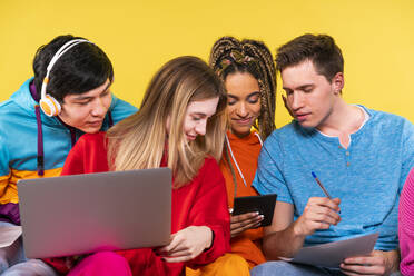 Junge Freunde, die gemeinsam über ein digitales Tablet lernen - OIPF00508