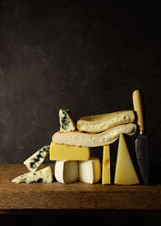Verschiedene geschnittenen Käse auf Holzbrett auf Holztisch platziert - ADSF23115