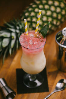 Von oben Komposition von süßen klassischen Pina Colada Cocktails serviert auf Bar Theke in der Nähe von Shaker und Jigger - ADSF23137