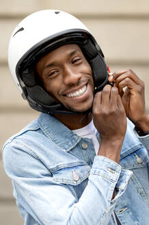 African man wearing crash helmet - OCMF02104