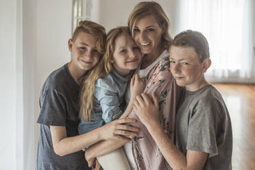 Familienporträt der schönen Familie mit roten Haaren lächelnd im Studio - CAVF93991
