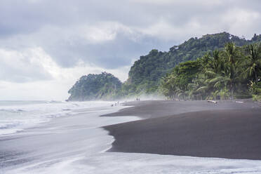 Schwarzer Sandstrand, Playa hermosa, Costa Rica - CAVF94002
