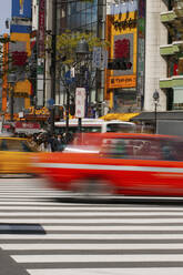 Autos rasen über Zebrastreifen in sonniger Stadt, Tokio, Japan - FSIF05608