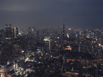 Beleuchtete Hochhäuser und Stadtlandschaft bei Nacht, Tokio, Japan - FSIF05626