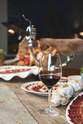 Weinglas auf Tisch mit Essen im Restaurant - JAQF00555