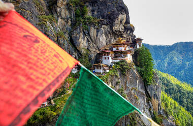 Tigernest-Kloster, eine heilige Stätte des Vajrayana-Himalaya-Buddhismus im oberen Paro-Tal, Bhutan, Asien - RHPLF19610