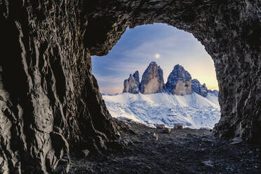 Vom Mond beleuchtete Drei Zinnen von der Öffnung in den Felsen einer Kriegshöhle aus gesehen, Sextner Dolomiten, Trentino-Südtirol, Italien, Europa - RHPLF19619
