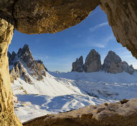 Sonnenuntergang über den schneebedeckten Drei Zinnen und dem Monte Paterno von der Felsgrotte aus gesehen, Sextner Dolomiten, Südtirol, Italien, Europa - RHPLF19621