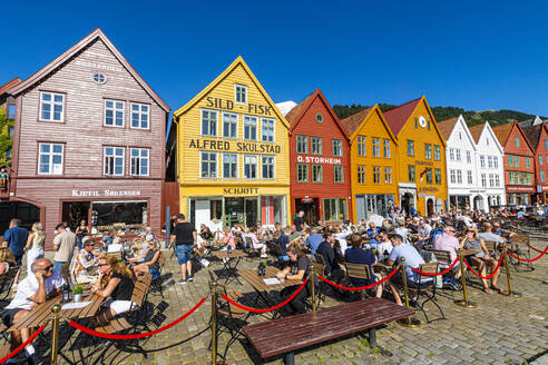 Cafés unter freiem Himmel, Bryggen, Reihe hanseatischer Gebäude, UNESCO-Weltkulturerbe, Bergen, Norwegen, Skandinavien, Europa - RHPLF19634