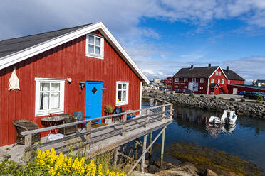 Typische rote Häuser im Hafen von Henningsvaer, Lofoten, Nordland, Norwegen, Skandinavien, Europa - RHPLF19650