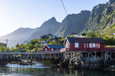 Typische rote Häuser in dem Dorf A, Lofoten, Nordland, Norwegen, Skandinavien, Europa - RHPLF19660