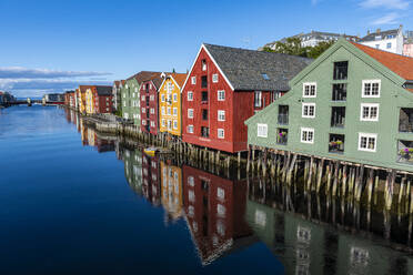 Alte Lagerhäuser entlang des Nidelva, Trondheim, Norwegen, Skandinavien, Europa - RHPLF19671