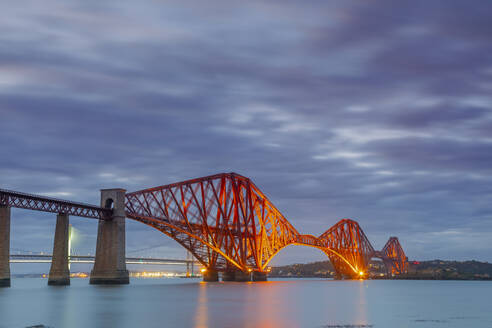 Forth Railway Brücke in der Abenddämmerung, UNESCO-Weltkulturerbe, Fluss Forth, Firth of Forth, Edinburgh, Schottland, Vereinigtes Königreich, Europa - RHPLF19681