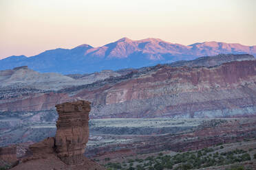 Blick vom Sunset Point auf die Waterpocket Fold und die entfernten Henry Mountains, Sonnenuntergang, Capitol Reef National Park, Utah, Vereinigte Staaten von Amerika, Nordamerika - RHPLF19695