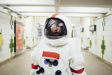 Junge Astronautin in der U-Bahn stehend - MEUF02463