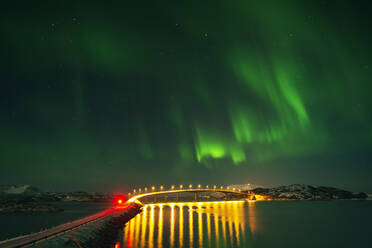 Norwegen, Tromso, Sommaroy, Nordlicht über beleuchtete Brücke - RUEF03265