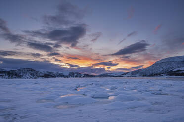 Norwegen, Tromso, zugefrorener See auf der Insel Senja bei Sonnenaufgang - RUEF03274