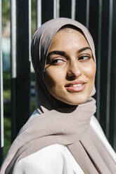 Frau trägt Hijab und schaut weg - XLGF01578