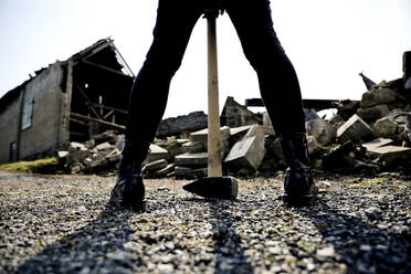 Frau mit Hammer auf der Straße stehend - FLLF00596