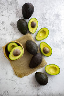 Studioaufnahme von halbierten und ganzen Avocados - GIOF12520