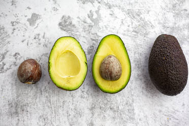 Studio shot of seed, halves and whole avocado - GIOF12523