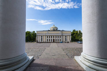 Finnland, Helsinki, Leerer Senatsplatz mit dem Dom von Helsinki im Hintergrund - RUNF04291