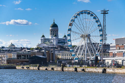 Finland, Helsinki, Ferris Wheel with Helsinki Cathedral in background - RUNF04294