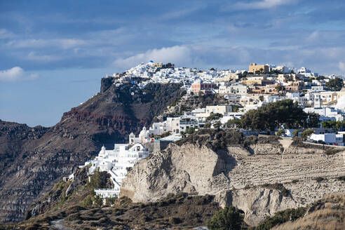 Griechenland, Santorini, Fira, Weiß getünchte Häuser der Stadt am Rande der Caldera - RUNF04295