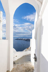 Griechenland, Santorini, Fira, Tor und Treppen in der weiß getünchten Küstenstadt - RUNF04296