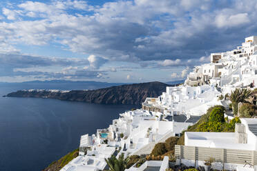 Griechenland, Santorini, Fira, Wolken über den weiß getünchten Häusern der Stadt am Rande der Caldera - RUNF04297