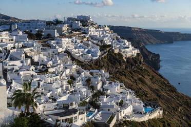 Griechenland, Santorini, Fira, Weiß getünchte Häuser der Stadt am Rande der Caldera - RUNF04299