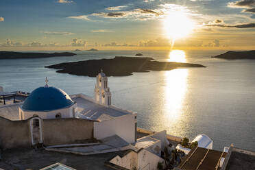 Griechenland, Santorin, Fira, Orthodoxe Kirche Anastasi bei Sonnenuntergang mit Ägäis im Hintergrund - RUNF04300
