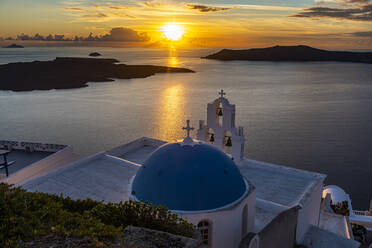 Griechenland, Santorin, Fira, Orthodoxe Kirche Anastasi bei Sonnenuntergang mit Ägäis im Hintergrund - RUNF04301