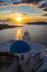 Griechenland, Santorin, Fira, Orthodoxe Kirche Anastasi bei Sonnenuntergang mit Ägäis im Hintergrund - RUNF04302