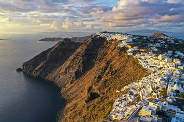 Griechenland, Santorini, Fira, Luftaufnahme der Stadt am Rande der Caldera - RUNF04304