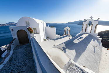 Griechenland, Santorini, Oia, Weiß getünchte Architektur über blauem Meer - RUNF04305