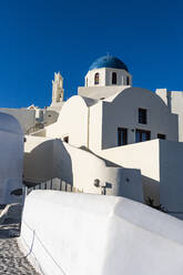 Griechenland, Santorini, Oia, Weiß getünchte Architektur unter blauem Himmel - RUNF04306