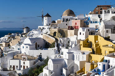 Griechenland, Santorini, Oia, Hohe Winkel Ansicht der Dörfer weiß getünchten Architektur mit Windmühlen - RUNF04307