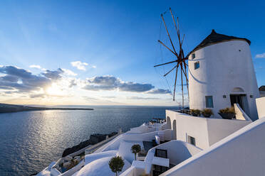 Griechenland, Santorini, Oia, Weiß getünchte Architektur über blauem Meer - RUNF04308